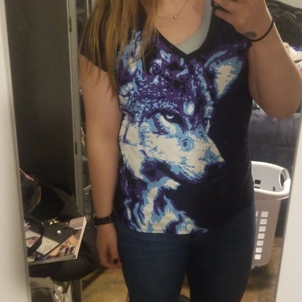 Wolf vneck